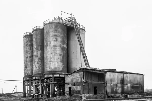 Combustível Óleo Velho Tanque Químico Barril Uma Planta Industrial Abandonada — Fotografia de Stock