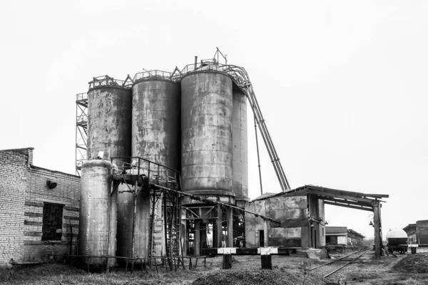 Endüstriyel terk edilmiş bir fabrikada yakıt deposu yağı..
