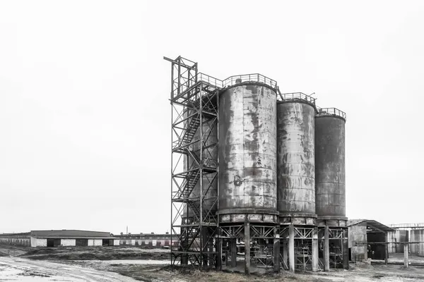Endüstriyel Terk Edilmiş Bir Fabrikada Yakıt Deposu Yağı — Stok fotoğraf