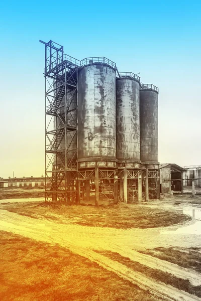 Brandstof Oude Chemische Tank Vat Olie Een Industriële Verlaten Fabriek — Stockfoto