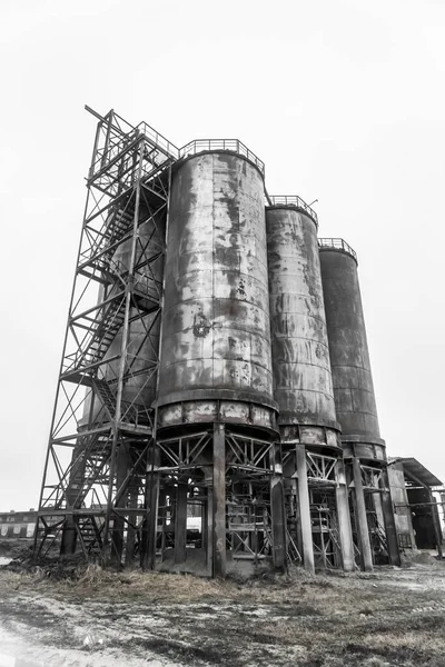 産業廃棄物処理場における古い化学タンクバレル油 — ストック写真
