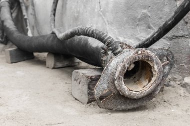 Tankları boşaltmak ve doldurmak için kullanılan eski boru hattı, endüstriyel bir fabrikada boru pompalamak..