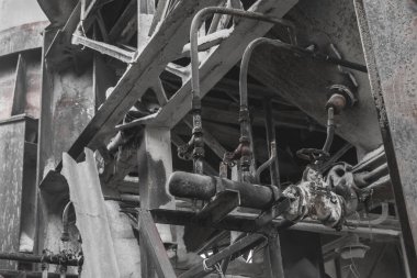 Kimyasal sıvı yakıt varili endüstriyel fabrikası boruları olan eski boru ve dağıtım ünitesi..