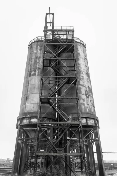 Carburant Ancien Baril Pétrole Chimique Dans Une Usine Industrielle Abandonnée — Photo