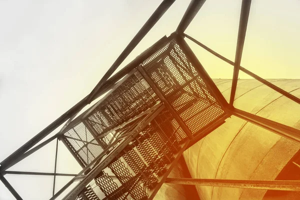 Eski Merdiven Yukarı Çıkıyor Yakıt Endüstriyel Varilinde Basamak Mimari Demiri — Stok fotoğraf