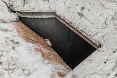 Endüstriyel boşalma ve kum sıralaması etrafında beyaz kum veya gübre ile delik.