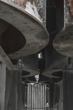 Eski metal yapılar. Demir kimyasal varillerin alt kısmı endüstriyel sıvı ürünlerin depolanması, gübre ve yakıtların terkedilmiş bir fabrikada depolanması için..