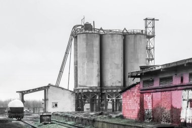 Endüstriyel terk edilmiş bir fabrikada eski bir kimyasal tank gübre varili yağı..
