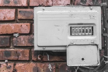 Eski kırık elektrik paneli ya da duvardaki çekmecenin kutusu. Endüstriyel Terk Edilmiş Güç Kontrolü.