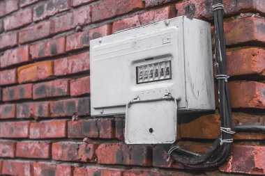 Eski kırık elektrik paneli ya da duvardaki çekmecenin kutusu. Endüstriyel Terk Edilmiş Güç Kontrolü.