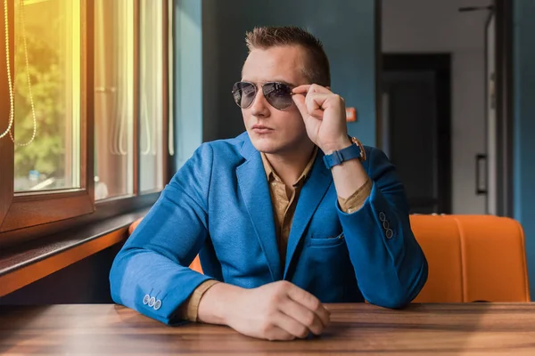 Üzleti Fiatal Üzletember Kaukázusi Megjelenésű Stílusos Portré Igazítja Napszemüveg Kezével — Stock Fotó