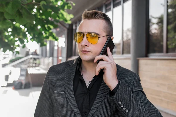 Stylowy Młody Biznesmen Atrakcyjnym Europejskim Wyglądzie Okularach Przeciwsłonecznych Kurtce Koszuli — Zdjęcie stockowe