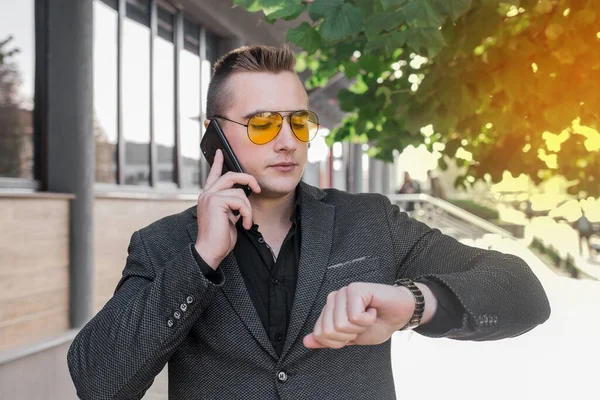 Egy Fiatal Komoly Fickó Európai Megjelenésű Napszemüveges Üzletember Mobiltelefonnal Vagy — Stock Fotó