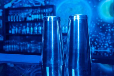 Sıvıları karıştırmak ve alkollü kokteylleri hazırlamak için iki karıştırıcı bar aracı.