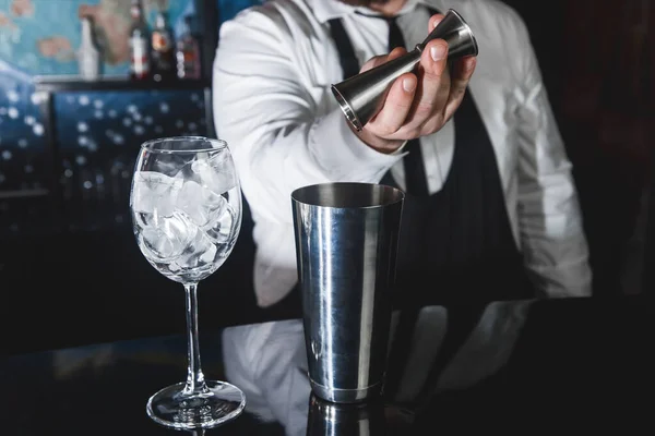 Las Manos Barman Profesional Vierten Jarabe Vaso Medidor Jigger Una — Foto de Stock