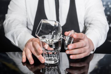 Sambuca bardağında İtalyan likörüyle alkollü sıcak bir kokteyl hazırlama süreci..