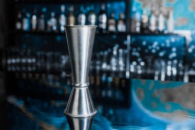 Jigger bir metal bar enstrümanı veya kontrol için ölçü kabı ve karışıma eklenen malzeme miktarıdır..
