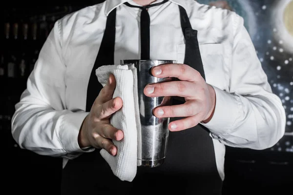 Egy Profi Csapos Tart Egy Fém Shaker Eszköz Keverésére Alkoholos — Stock Fotó