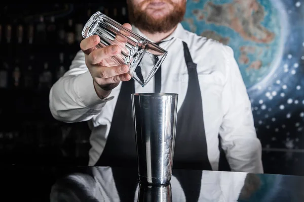 프로페셔널 바텐더 Covers Glass Tool Mixing Making Alcohol Cocktails Metal — 스톡 사진