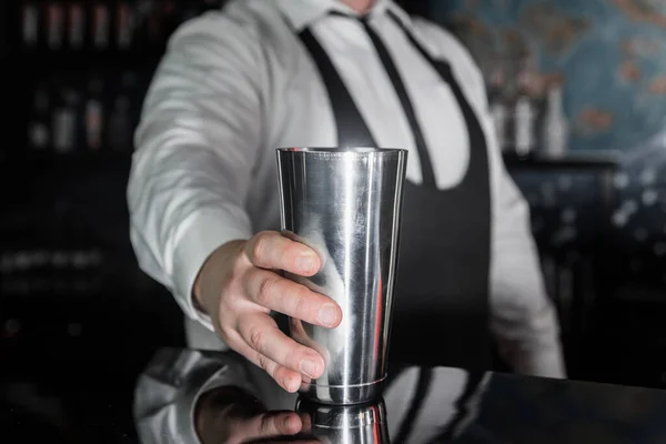 Hand Professional Bartender Takes Tool Cooking Mixing Alcoholic Cocktail Shaker — Foto Stock