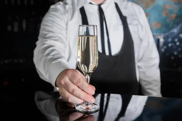 Професійний Бармен Подає Охолоджене Шампанське Газами Склянці Барі — стокове фото
