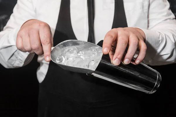 Mani Barista Professionista Aggiungono Ghiaccio Uno Scapolo Uno Strumento Preparare — Foto Stock