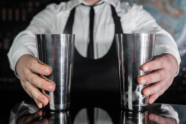 Egy Profi Csapos Keze Tart Szerszámot Alkoholos Koktélok Keveréséhez Elkészítéséhez — Stock Fotó