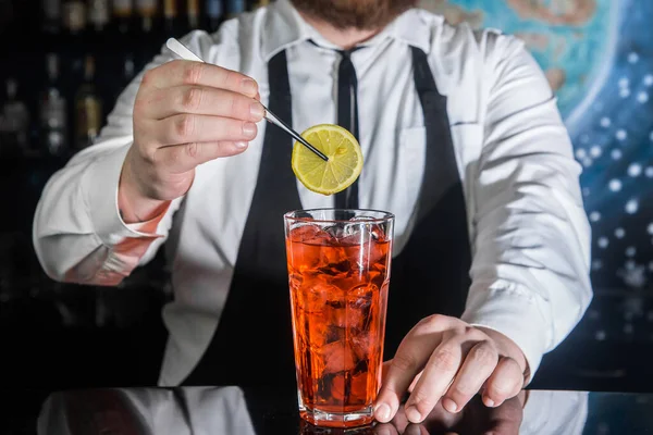 Barista Professionista Mette Una Fetta Limone Cocktail Alcolico Freddo Rosso — Foto Stock