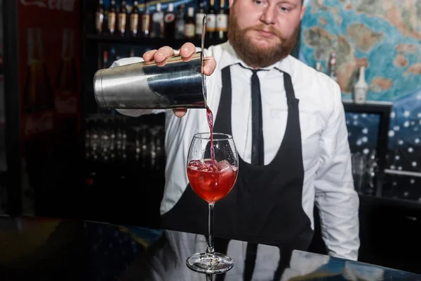 Camarero Profesional Con Barba Vierte Líquido Vaso Cubitos Hielo Una — Foto de Stock