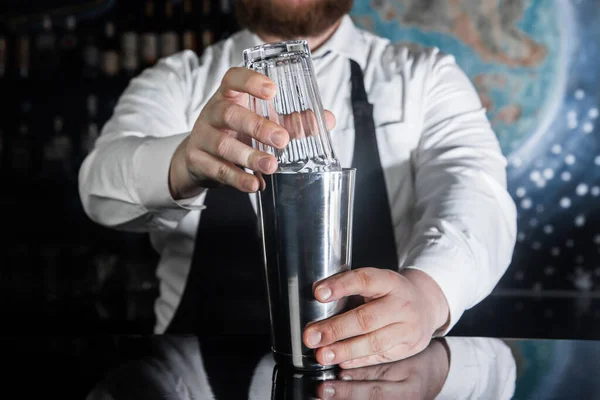 프로페셔널 바텐더 Covers Glass Tool Mixing Making Alcohol Cocktails Metal — 스톡 사진