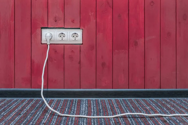 Подключите Кабель Питания Энергии Розетке Поверхности Красной Деревянной Стены — стоковое фото