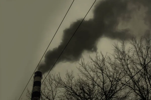 生態系の汚染は世界的な問題である 工業プラントの汚れた煙突からの有毒煙が大気中に放出されます — ストック写真