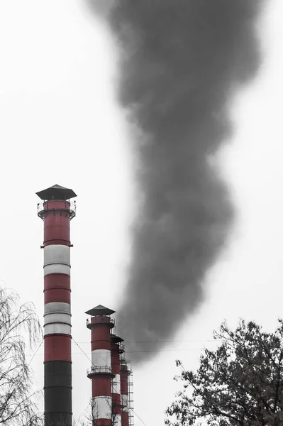 环境污染 空气污染和生态污染是全球性问题 工业厂房肮脏烟囱中的有毒气体被排放到大气中 — 图库照片