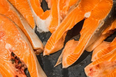 Çiğ somon bifteği taze deniz ürünleri süpermarket tezgahında..