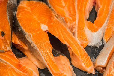 Çiğ somon bifteği taze deniz ürünleri süpermarket tezgahında..