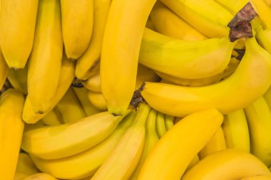 Bir demet sarı olgun taze meyve organik muz arka planı.