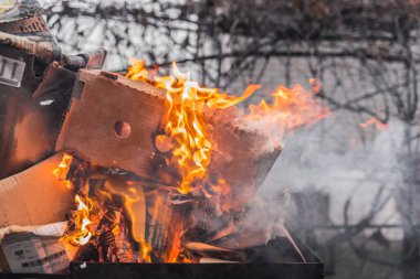 Yanan karton kutular, eski karton ve kağıt atıklarının atılması..