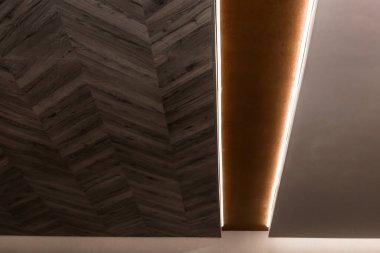 Modern yenileme tasarımı ve odanın içini aydınlatan ahşap tavan elementi..