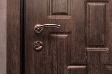 Çelik kapı tokmağı evin girişini ya da çıkışını açıyor ya da kapatıyor..