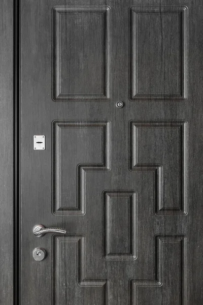 木製の暗いドアの入り口 鉄のハンドル キーロックホールとピープル — ストック写真