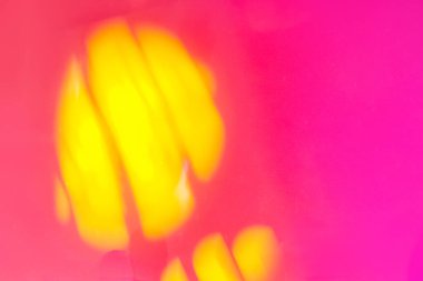 Soyut sarı nokta pembe ya da mor neon tasarımı üzerine yumuşak odak.