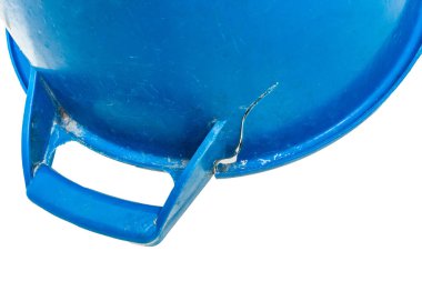 Sert plastik çatlak. Kırık madde hasarlı. Eski yapı tamir için terk edilmiş..