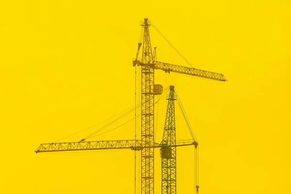 Grúa Industrial Construcción Sobre Telón Fondo Cielo Soleado Amarillo Puesta — Foto de Stock