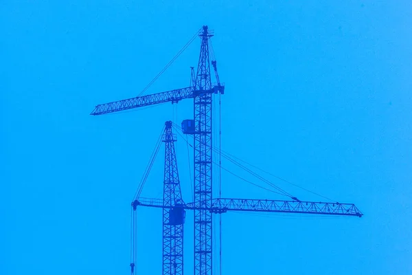 Menara Derek Terhadap Langit Biru Dalam Cuaca Musim Dingin Dingin — Stok Foto