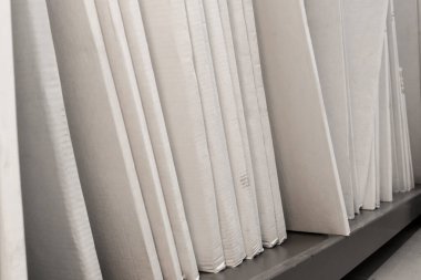 Mağazadaki raf ürünleri ve inşaat malzemelerinin beyaz karton paketlere doldurulması.