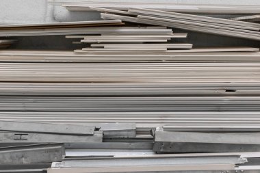 İnşaat malzemelerinin geri dönüşümü için kullanılan bir yığın binanın içindeki eski PVC plastik paneller.