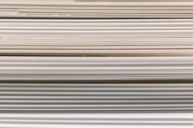 İnşaat malzemelerinin geri dönüşümü için kullanılan bir yığın binanın içindeki eski PVC plastik paneller. Çizgiler ve çizgiler desenli doku arkaplanı.