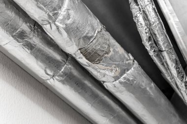 Bir sanayi fabrikasının tavanında termal yalıtım malzemesi boru boru hattındaki havalandırma havalandırma sistemi..