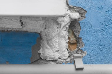 Kurulum işleri için köpük, poliüretan köpük, nesneler ve montaj inşaatı için yalıtım ve onarım.