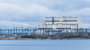 Eski birleşik ısı ve elektrik santrali. Isı santrali. Elektrik hatları, gölün suyunun yanında yüksek voltaj..